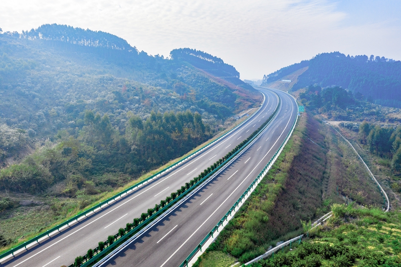 6.高速公路與群山相連，植被覆蓋率高，與原生態(tài)環(huán)境恢復有機結(jié)合.jpg