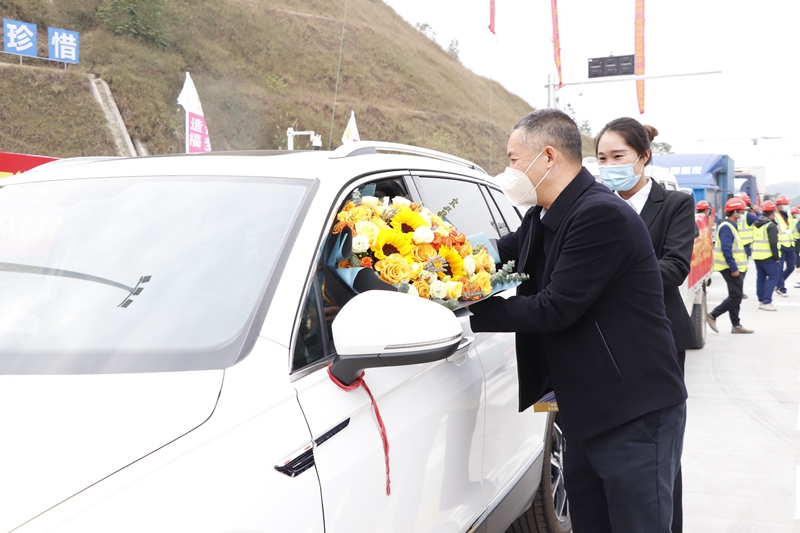 廣西新發(fā)展交通集團黨委書記、董事長陳開群為第一輛通車車輛送上鮮花.JPG